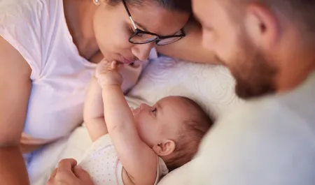 Un bébé avec ses parents