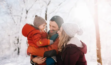 Une famille dehors dans le froid