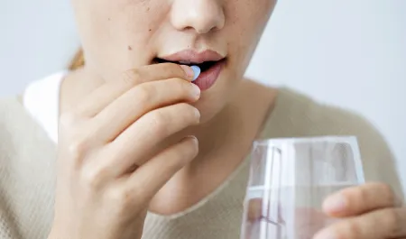 Une femme prenant un antibiotique contre l’acné