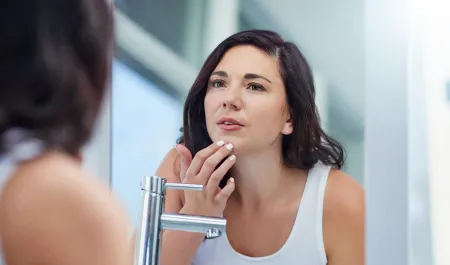 Une femme devant un miroir