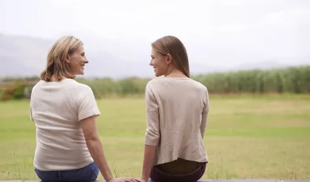 Une mère et sa fille dans un jardin