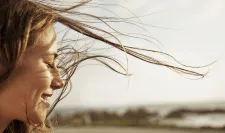 Une femme les cheveux au vent