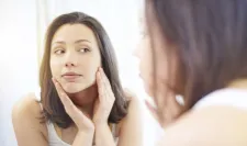 Une femme devant un miroir