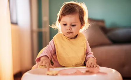 Un bébé en train de manger