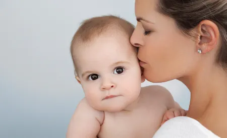 Un bébé dans bras de sa mère