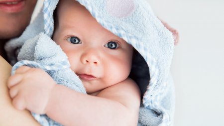 Un bébé qui sort du bain