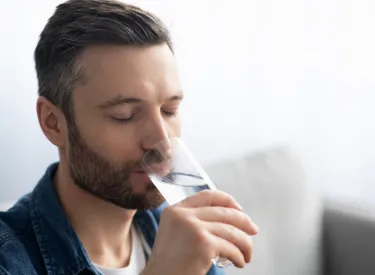 homme qui boit de l’eau